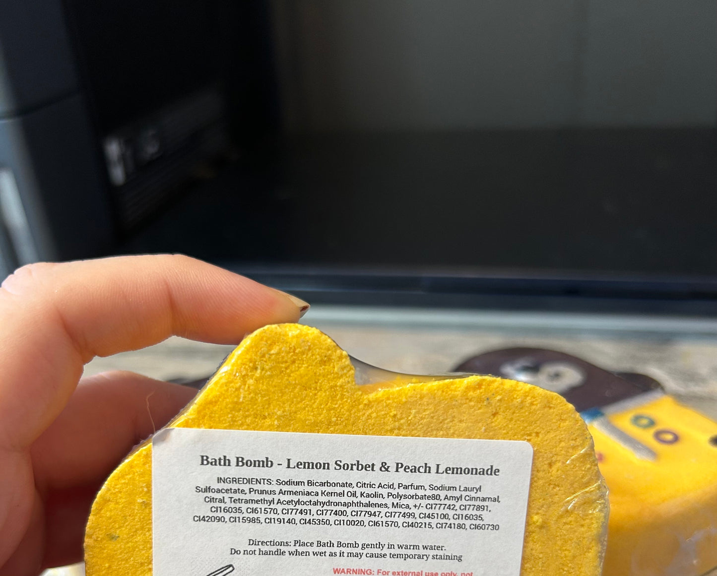 Doug bath bomb 135g | lemon sorbet and peach lemonade scent