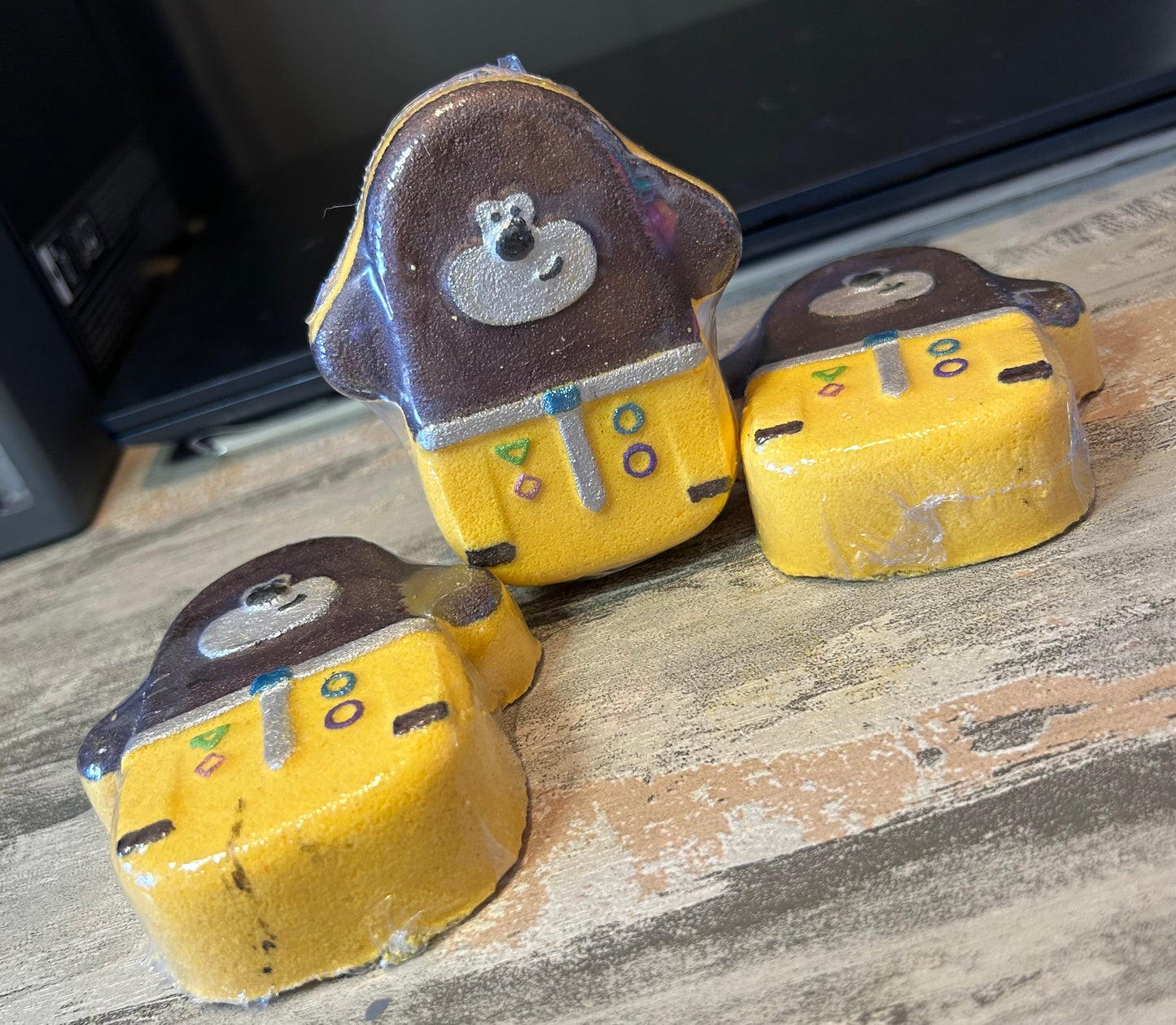 Doug bath bomb 135g | lemon sorbet and peach lemonade scent